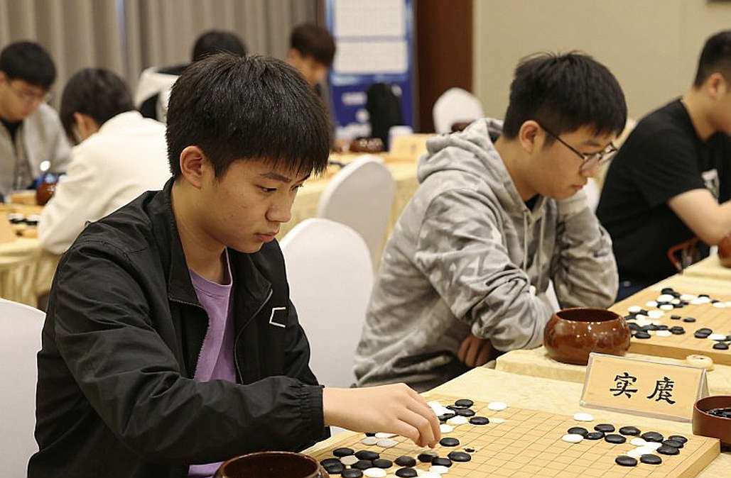 हेडलाइन यूरोपियन क्लब कप का, बॉडी प्राग का: ChessBase Magazine #225 का लेजर ऑडिट